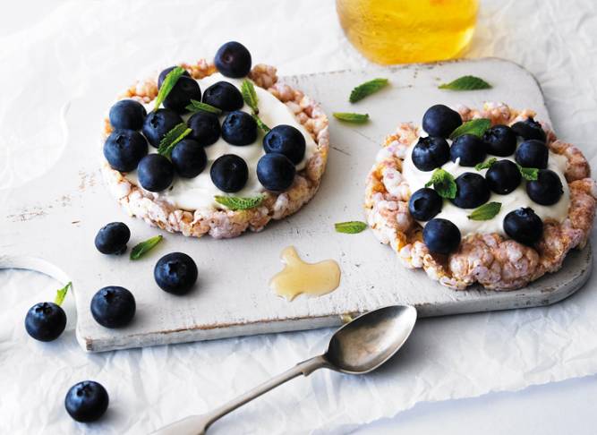 Ever so merry with yoghurt & berries!